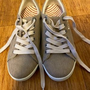 Taos women’s Star Canvas sneakers tan 7.5 EUC